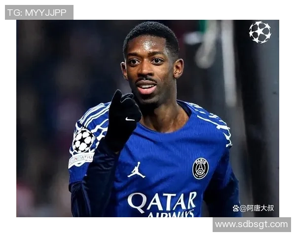 小鹰足球明星背后的故事与成就揭秘，谁是最闪耀的球场之星